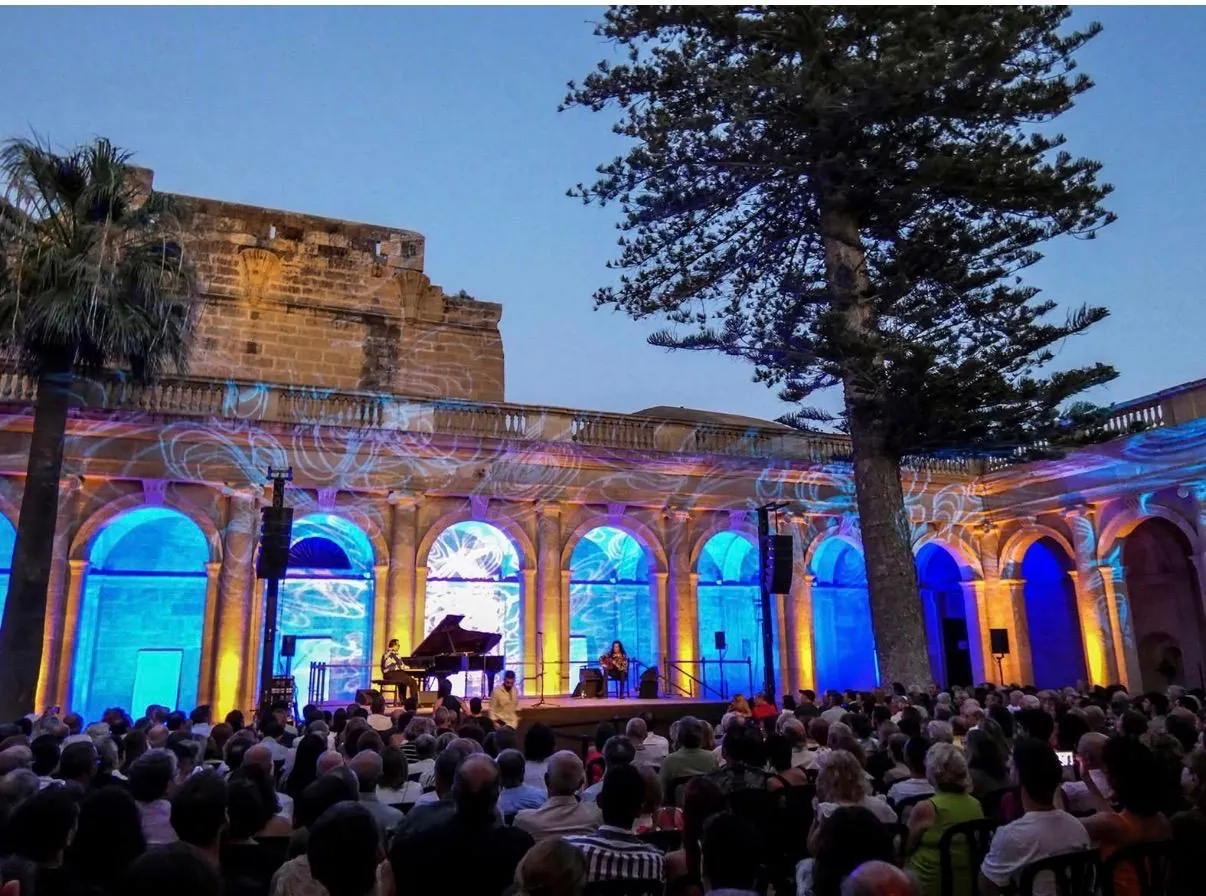 Concierto en un claustro iluminado