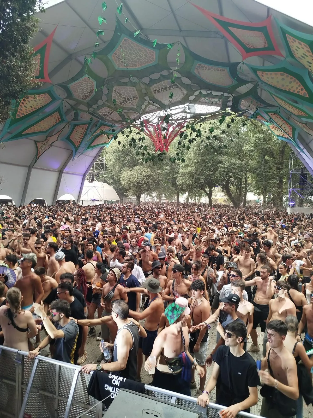Público en un festival bajo carpa