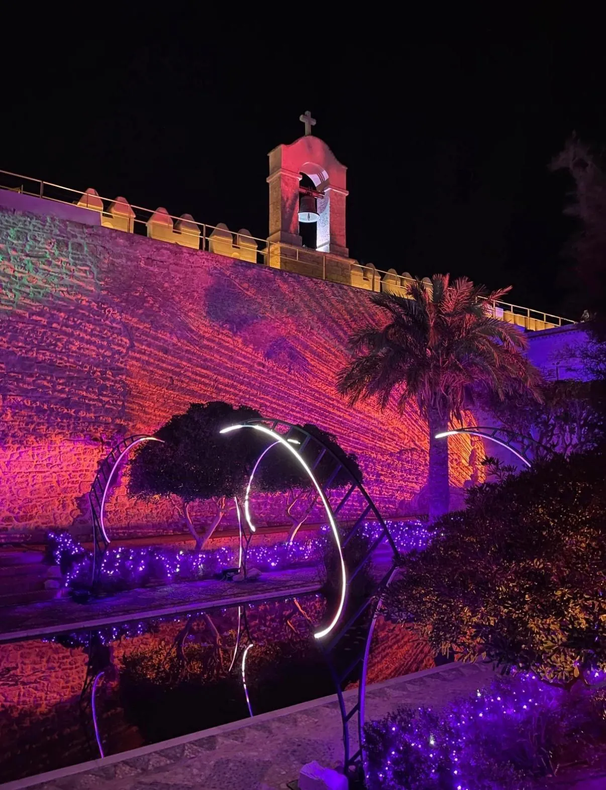 Muralla de la Alcazaba iluminada